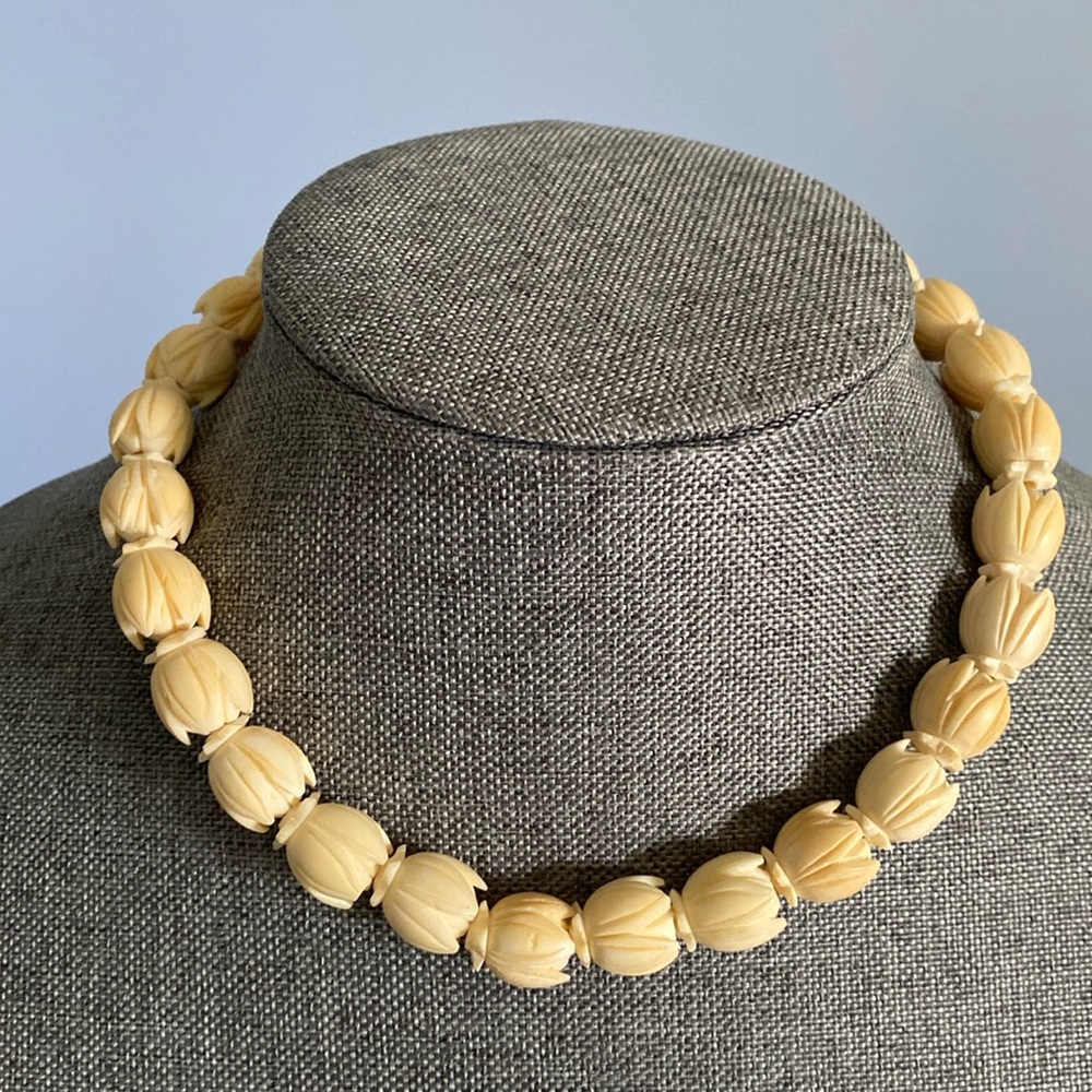 RARE! Special Feature!! VINTAGE HAWAIIAN CARVED IVORY PIKAKE BEAD NECKLACE